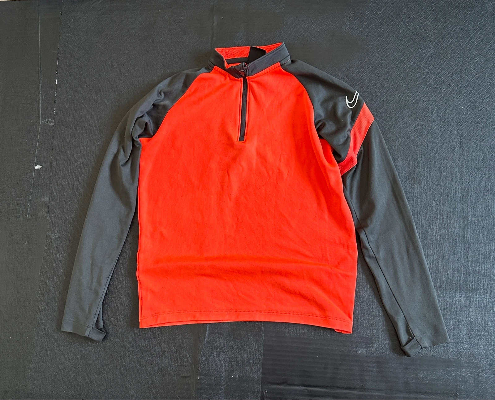 Camiseta térmica/deportiva Nike de manga larga – Rojo y negro talla S